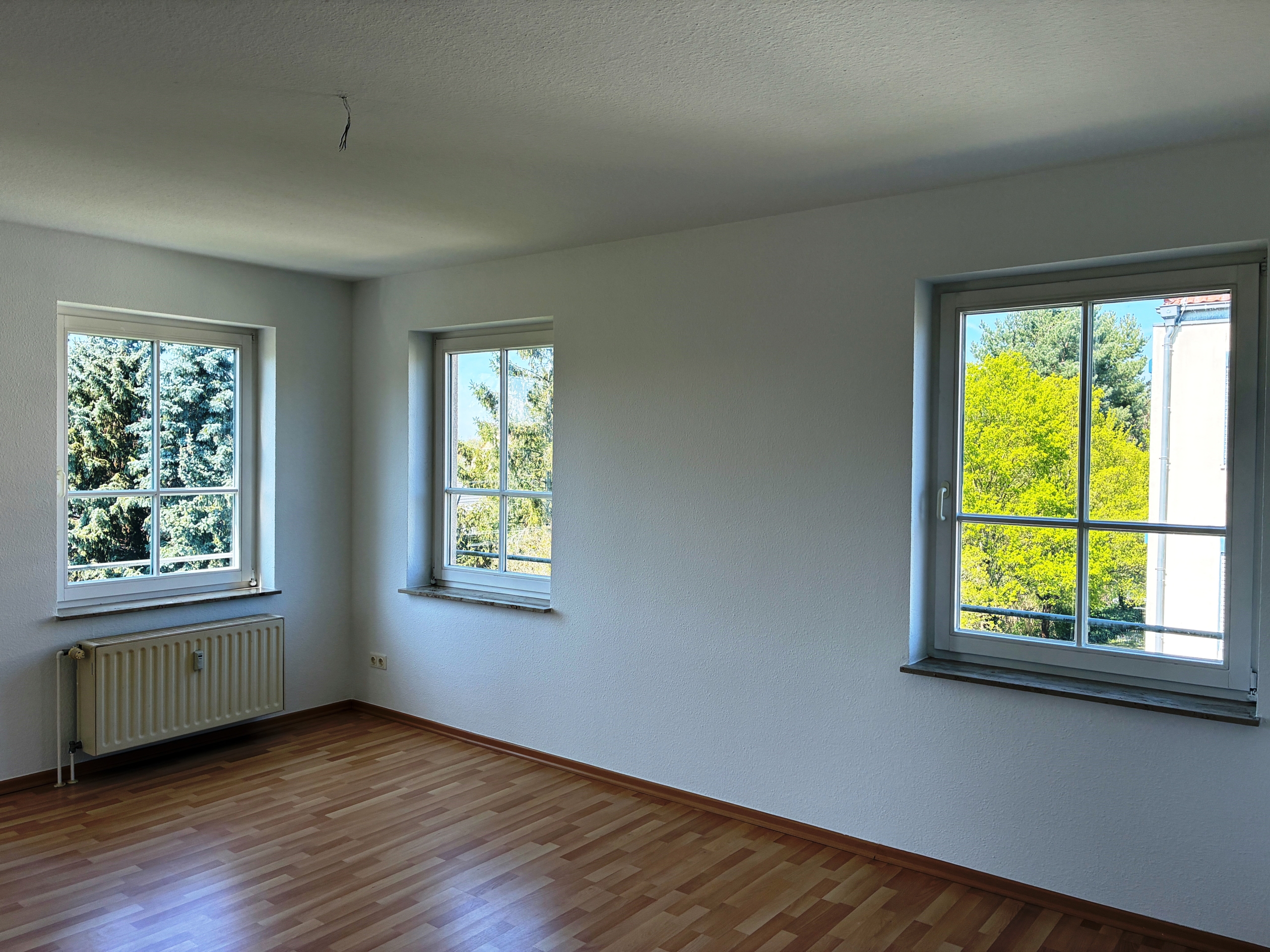 BEZUGSFREI: Attraktive 3-Zimmer-Wohnung mit Sonnen-Loggia und Blick ins Grüne