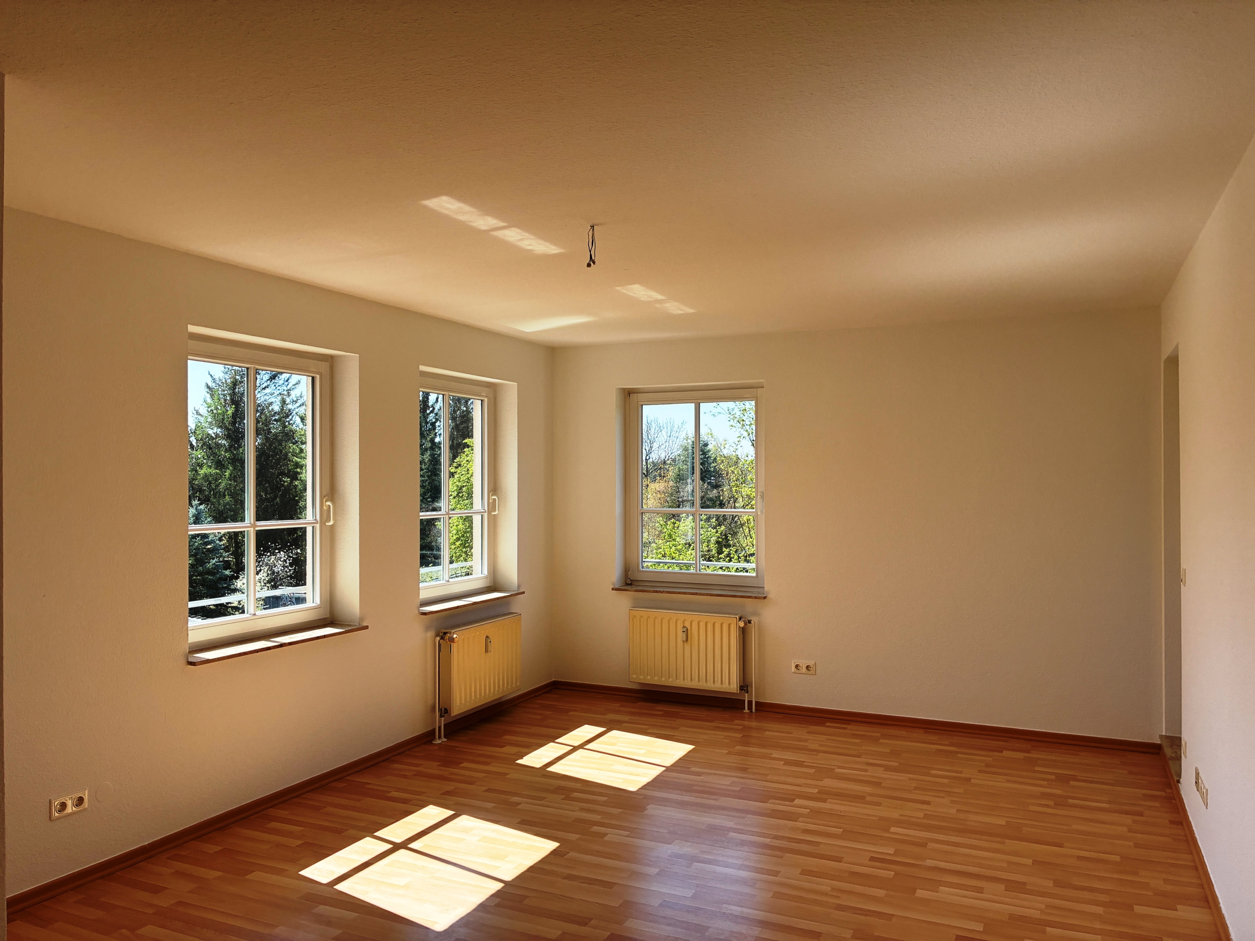 BEZUGSFREI: Attraktive 3-Zimmer-Wohnung mit Sonnen-Loggia und Blick ins Grüne