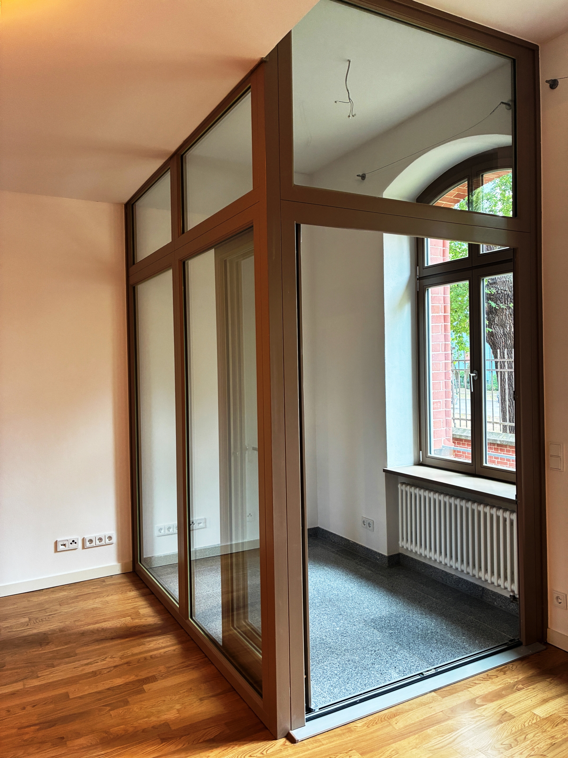 BEZUGSFREI! “Grand Palais du Lion”: Exclusives Studio-Loft mit sonnigem Wintergarten