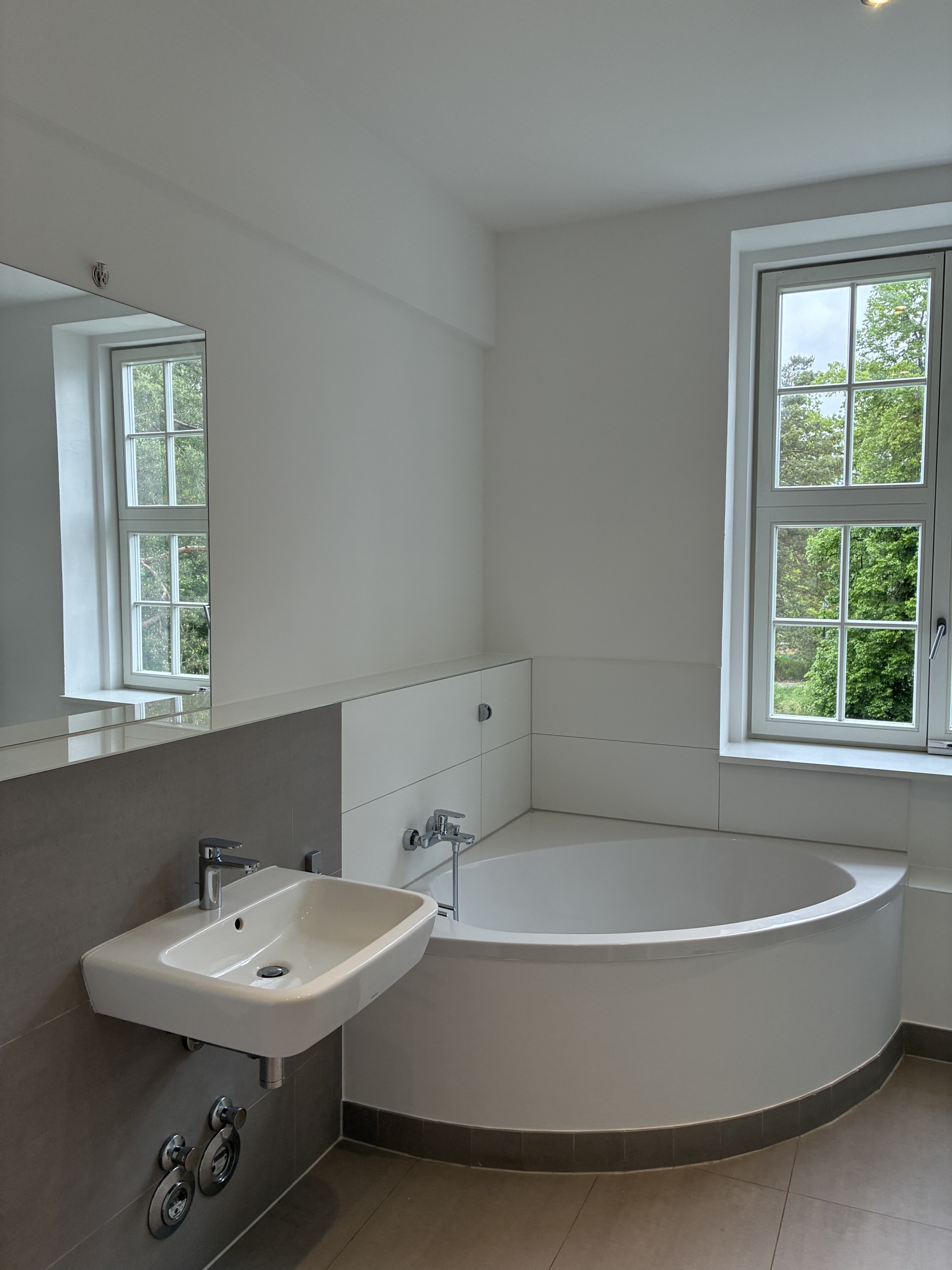 BEZUGSFREI! “The Metropolitan Gardens” – Wohnen im Park: Stilvolle Maisonette mit Dachterrasse
