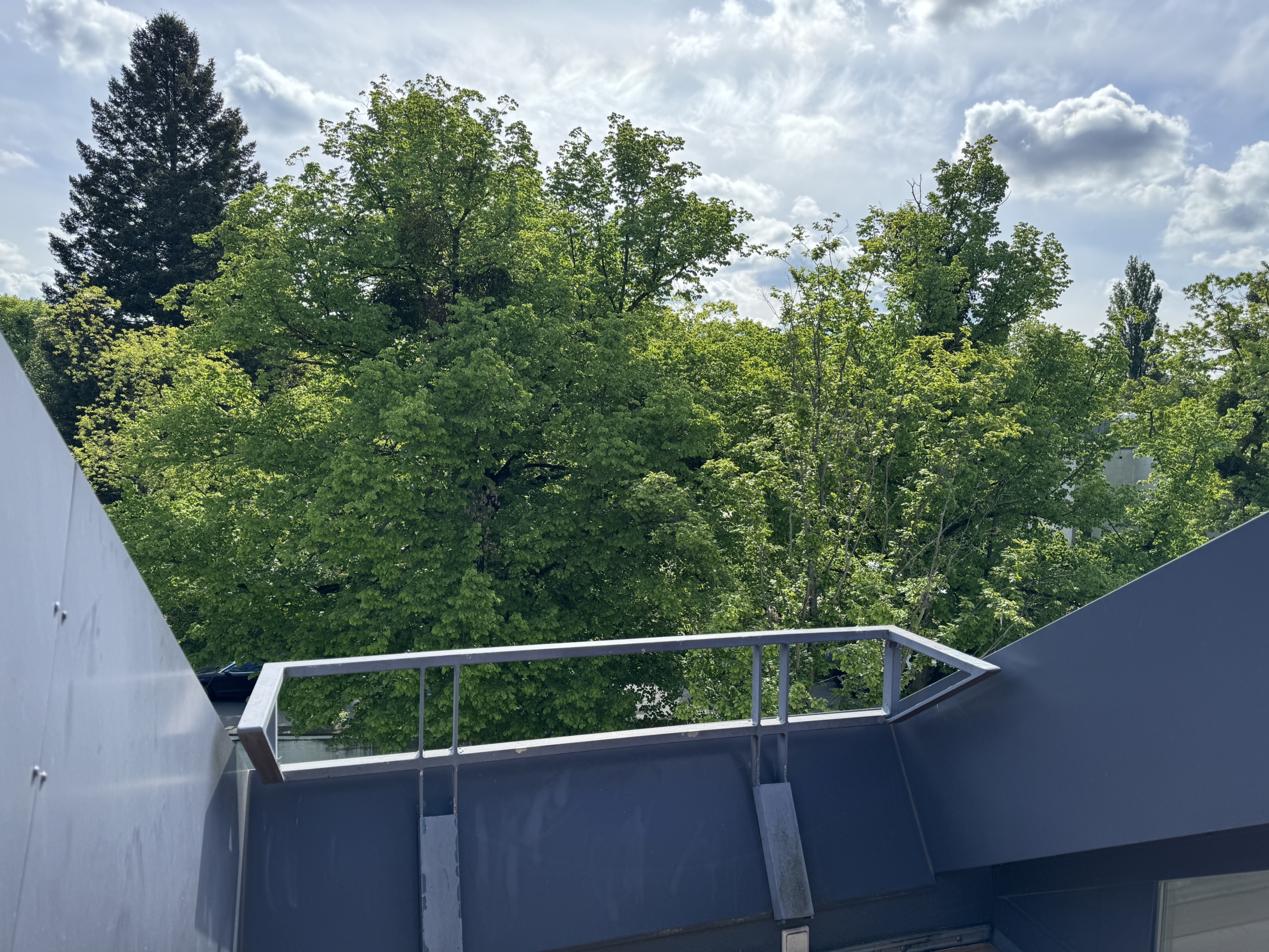 BEZUGSFREI! “The Metropolitan Gardens” – Wohnen im Park: Stilvolle Maisonette mit Dachterrasse